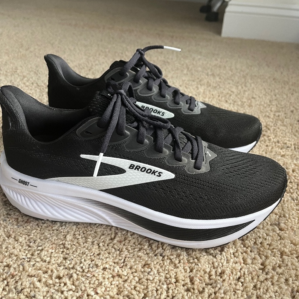 Brooks Women’s Ghost 17 Size 9 Black & White *New without original box*